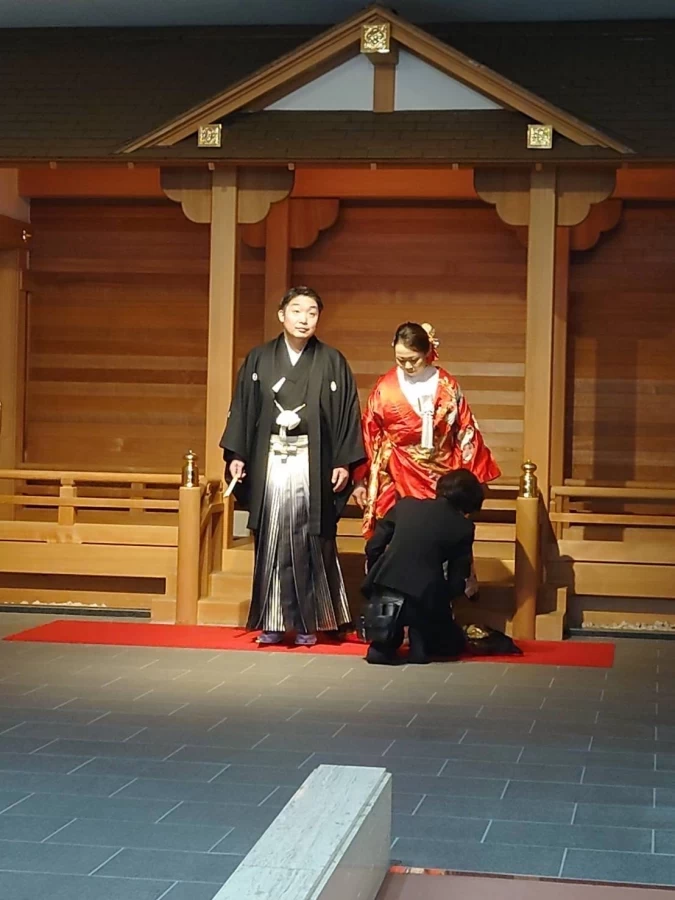 和装で家族とゆっくり食事を楽しむ結婚式