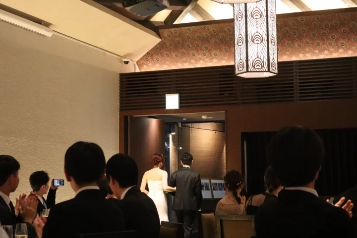 動き回る新郎新婦！