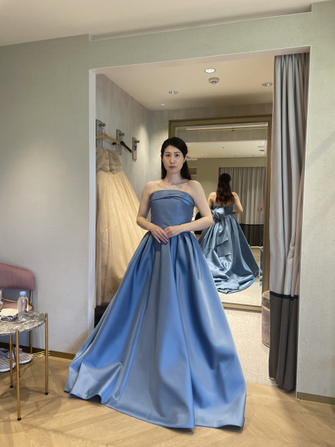 妊娠7ヶ月の花嫁さんのカラードレスの写真