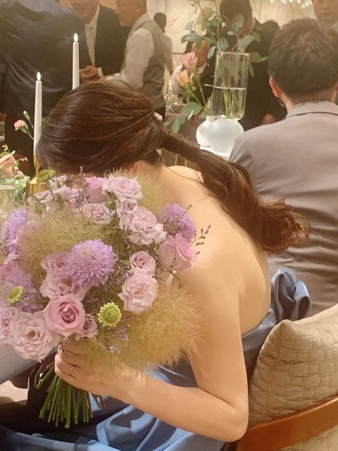 妊娠7ヶ月の花嫁さんのカラードレスの写真