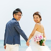 海が見えるチャペルで笑顔の結婚式。挙式の前後に沖縄旅行を満喫!