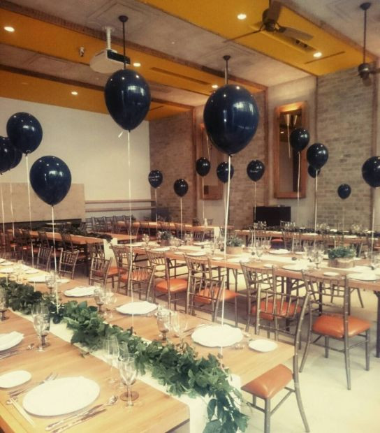 披露宴時のコーディネートの一例がこちら。ゲストのテーブルを縦長にそろえる流行の”バーンスタイル”コーデに、ブラックバルーンが映えるオリジナリティあふれる空間です♡