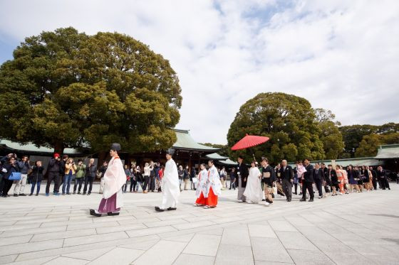 明治神宮の結婚式は、日本らしい伝統的な神前式。「参進の儀ができるところが魅力！」とのこと。