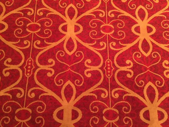 華やかな赤い絨毯はデザインにも注目。