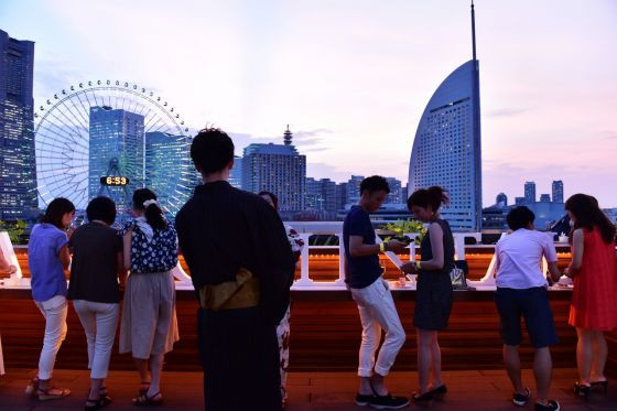 花火までの時間はみなとみらいの夜景も楽しめます♪