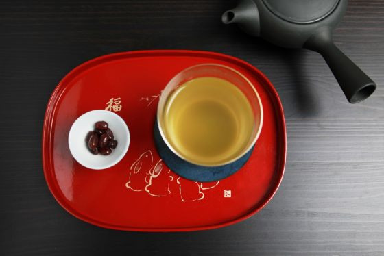 日本茶ハーブティーは、レモンマートル煎茶をチョイス。日本茶とハーブをブレンドしたオリジナル日本茶ハーブティーです。香り高く飲みやすい味。
お茶をのせた赤いプレートも、実はリノベーション前に使われていたものだそう。