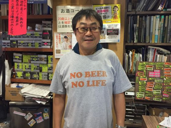店主の三矢さんのTシャツは、NO BEER NO LIFE！！