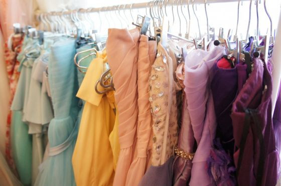 (撮影：編集部)

ピンクやイエローなど、明るいカラーの華やかなドレスのほか、パンツスタイルのドレスも揃っています