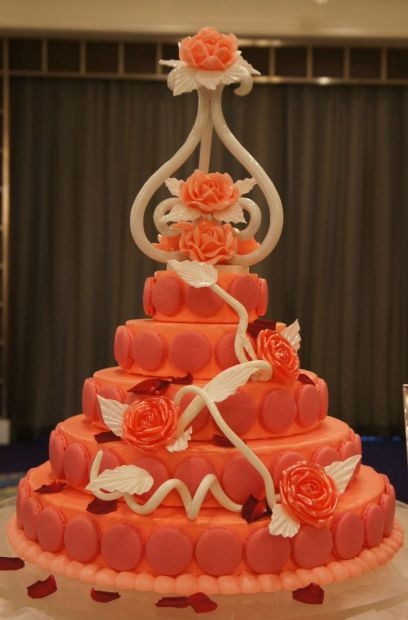 【Dessert de Mariage ISPAHAN(デセール・ドゥ・マリアージュ・イスパハン)】
ピエール・エルメの代表スイーツ“イスパハン”のウエディングケーキ版。
鮮やかなピンク色、まわりにあしらわれた飴細工のバラと生花がとても美しいケーキです！

※巻末に試食レポあり☆