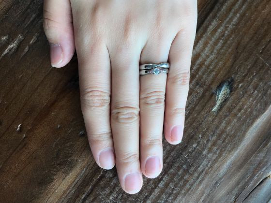 婚約指輪：Tiffany & Co.(ティファニー)
結婚指輪：Tiffany & Co.(ティファニー)
購入時の年齢：26歳
指輪の内側のメッセージ：入籍日とふたりのイニシャル
つける頻度：ほぼ毎日(外出時のみ)