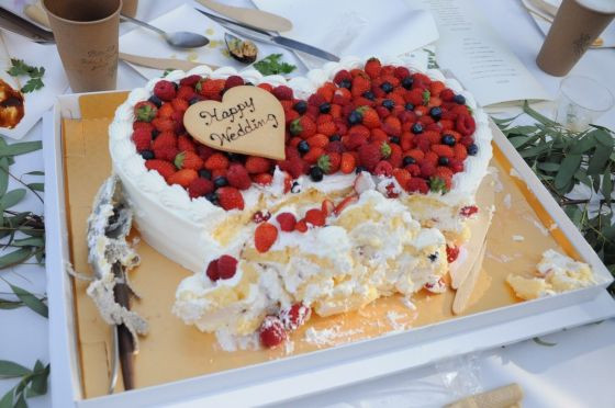香澄さんの幼なじみからは、サプライズでウエディングケーキのプレゼント！もともとケーキ入刀をする予定がなかったため、ふたりとも大感激だったそう