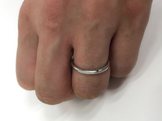 婚約指輪：I-PRIMO(アイプリモ)
結婚指輪：EXELCO DIAMOND(エクセルコダイヤモンド)
購入時の年齢：26～27歳
指輪の内側のメッセージ：挙式日とふたりのイニシャル
つける頻度：毎日