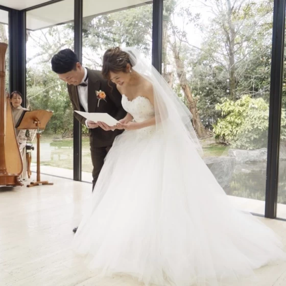 結婚証明書を持って、ぺこり。幸せ過ぎて思わずほほ笑んでしまったというおふたり♡
