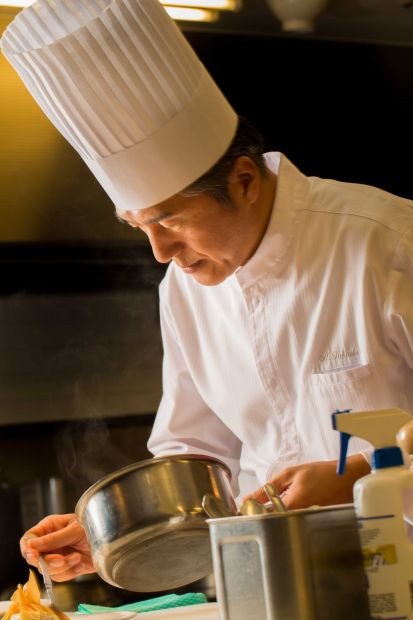 総料理長・福田順彦氏。日本人の料理長が創り出す繊細なフランス料理に圧巻