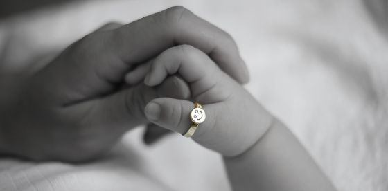 ベビーリングとは、赤ちゃんの指に合わせて作られたとっても小さなリングのこと。誕生石がついていたり、イニシャルを刻み込みことができたりと、デザインも本格的。