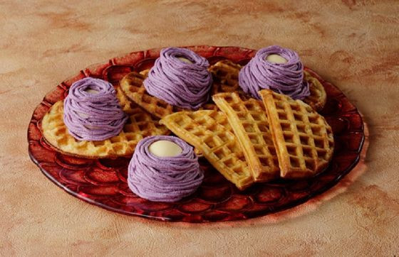 焼き立てワッフルとバニラアイス、紫芋クリームの組み合わせが絶品