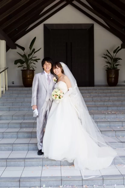 チャペルの前で