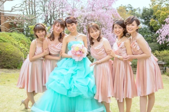 テーマカラーである桜ピンクのドレスに身を包んだブライズメイドのご友人たち