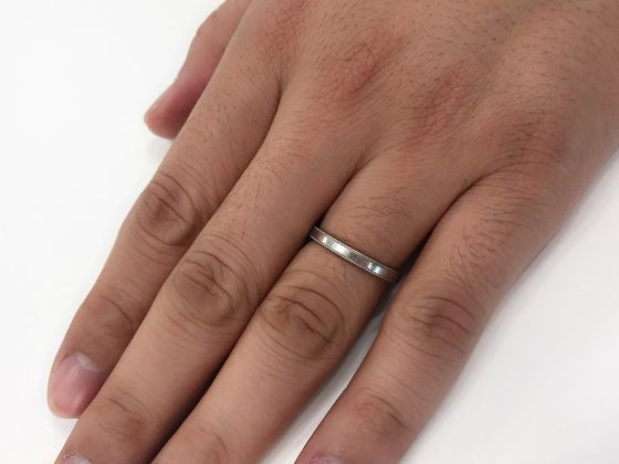 婚約指輪：ブランドなし
結婚指輪：ブランドなし
購入時の年齢：30歳
指輪の内側のメッセージ：入籍日とふたりの名前
つける頻度：毎日