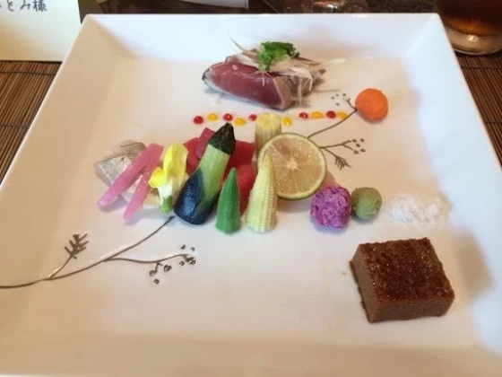 実際に披露宴で振る舞われたお食事。華やかでキレイです。