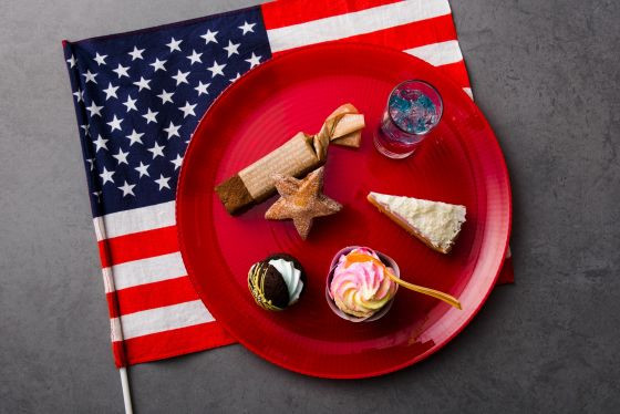 アメリカ発祥のウーピーパイやベルベットカップケーキ、ライムタルトなどを盛り合わせたスイーツプレート