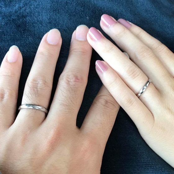 婚約指輪：Van Cleef & Arpels(ヴァン クリーフ＆アーペル) のネックレス
結婚指輪：Van Cleef & Arpels(ヴァン クリーフ＆アーペル)
購入時の年齢：27歳
指輪の内側のメッセージ：入籍日とふたりのイニシャル
つける頻度：毎日