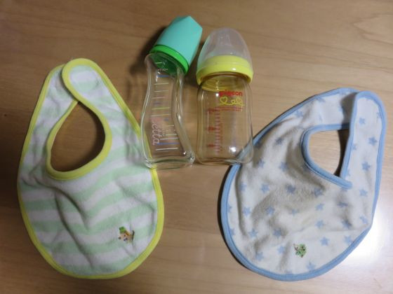 赤ちゃん用のスタイと哺乳瓶を用意！