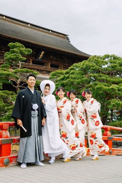 Photo by @akakak.i
和装の花嫁花婿と、おそろいのお着物のブライズメイド。ロケーションともぴったりですよね♪