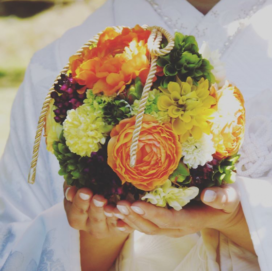 花嫁のお母様が、花嫁をイメージしてつくったんだとか。オレンジ、グリーンベースでフレッシュな雰囲気が素敵です。バランスもばっちり◎／Photo by @as_wedding12
