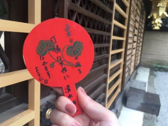 Photo by @coconyannyanさん

下鴨神社の御神紋「双葉葵」が描かれた裏面には、願いごとと名前を書くのもお忘れなく♪