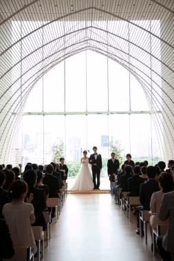 和田倉噴水公園の緑が見渡せる、美しいチャペル
