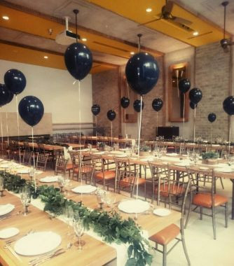披露宴時のコーディネートの一例がこちら。ゲストのテーブルを縦長にそろえる流行の”バーンスタイル”コーデに、ブラックバルーンが映えるオリジナリティあふれる空間です♡
