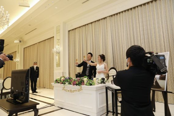 結婚式をする予定だったホテルモントレ姫路で、当初の予定から2ヶ月後にオンライン結婚式を開催