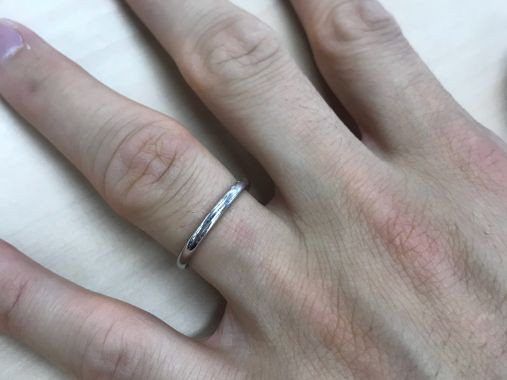 婚約指輪：購入していない
結婚指輪：４℃(ヨンドシー)
購入時の年齢：29歳
指輪の内側のメッセージ：ふたりのイニシャルと“LOVE♡”のメッセージ
つける頻度：毎日