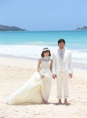 ハワイではスタイリストさんが作ってくださった花冠を着けてビーチで撮影も