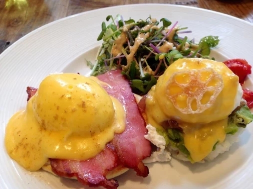 食欲をそそる色鮮やかなポーチドエッグ