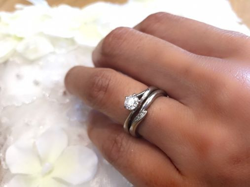 婚約指輪：俄 NIWAKA(にわか)
結婚指輪：俄 NIWAKA(にわか)
購入時の年齢：24歳
指輪の内側のメッセージ：入籍日(挙式日と同日)
つける頻度：毎日