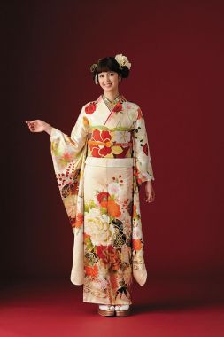 【振袖】
日本の伝統衣装である和装も、結婚式に適したフォーマルスタイルのひとつ。未婚なら振袖、既婚なら留袖が女性の第一礼装です。