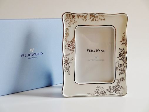 ウェッジウッド　レースプラチナフォトフレーム
価格： 10,200円～

英国王室ご用達のブランド「WEDGWOOD」のフォトフレーム。高級感のあるデザインは、お部屋になじみやすいデザイン。結婚式の写真を入れるのにぴったりです。