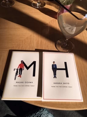 受付でゲストに配った冊子。順番に開くとメニュー、ふたりのプロフィール、席次表が出てくる仕組み！