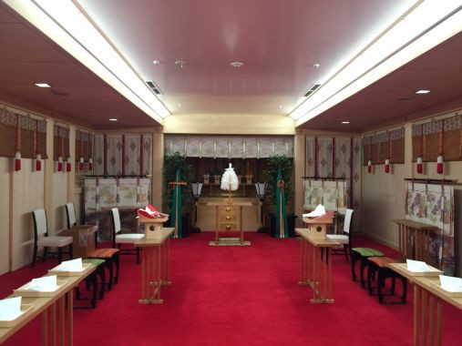 帝国ホテルは、日本ではじめてホテル内に神殿を分祠したホテルです。こちらの神殿には、滋賀県彦根市にある多賀神社の神様が分祠されているそう。