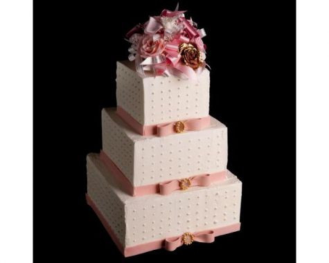 リボン・リボン・リボン！のリボンいっぱいの3段タワーケーキです。個性的なスクエアケーキを重ね、側面には規則正しいドット柄のデコレーションが施されています。白とピンクに絞り込んだ配色も品の良いかわいらしさを演出。