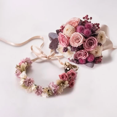 プリザーブドフラワーの花冠(左)と、ブーケ(右)