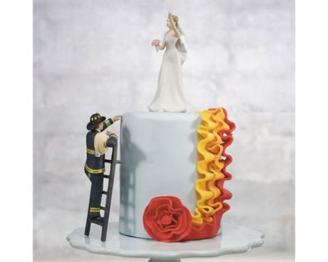 【消防車の花婿＆花嫁】
花嫁を救い出すためにハシゴをかける！消防士の花婿が勇ましいユニークなケーキトッパーです。花婿さんが消防士というカップルにぴったり！