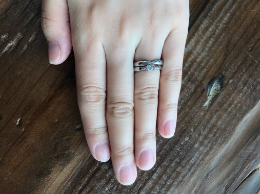 婚約指輪：Tiffany & Co.(ティファニー)
結婚指輪：Tiffany & Co.(ティファニー)
購入時の年齢：26歳
指輪の内側のメッセージ：入籍日とふたりのイニシャル
つける頻度：ほぼ毎日(外出時のみ)