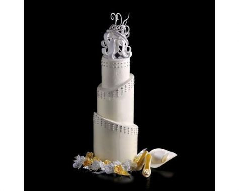 ホワイト一色のタワーウエディングケーキ。3段ケーキ構造ながらも、異国のお姫様の白亜の宮殿を思わせる、ロマンチックながらもシャープなイメージのケーキです。ケーキトップに乗せられたティアラの曲線的なデザインがポイントです。