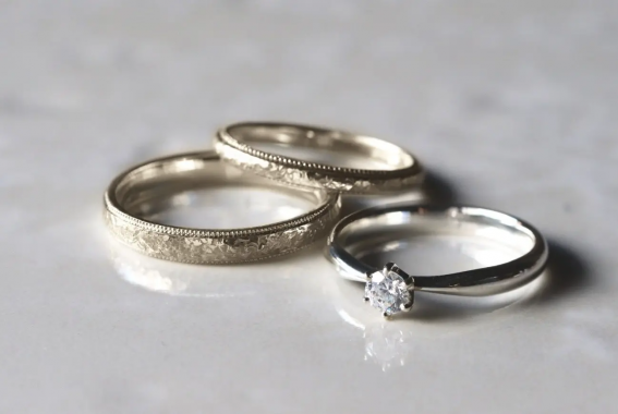 ふたりの永い時間をイメージしたセットリング。結婚指輪は、ぬくもりを感じるアンティークな雰囲気です。王道の六本爪の婚約指輪を重ねづけすれば、石目模様とダイヤのきらめき、ミルグレインのツヤが調和します。

■価格の目安：365,750円
