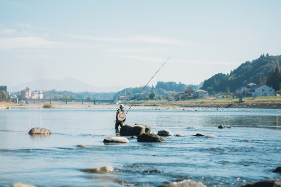 【球磨川】
熊本県内最大の川であり、日本三大急流の一つです。恵みの川であり、鮎釣りやラフティングなど様々な顔を持っています。今回の撮影では、橋の上から球磨川を背景にサンセット撮影する予定です。