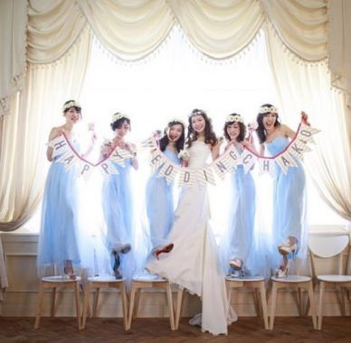 Photo by @ringo.wedding1113
ガーランドを持って記念撮影。花嫁とブライズメイドの衣装の雰囲気もぴったり♪