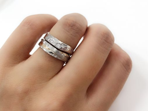 婚約指輪：K.UNO(ケイウノ)
結婚指輪：K.UNO(ケイウノ)
購入時の年齢：26歳
指輪の内側のメッセージ：ふたりのイニシャル
つける頻度：毎日